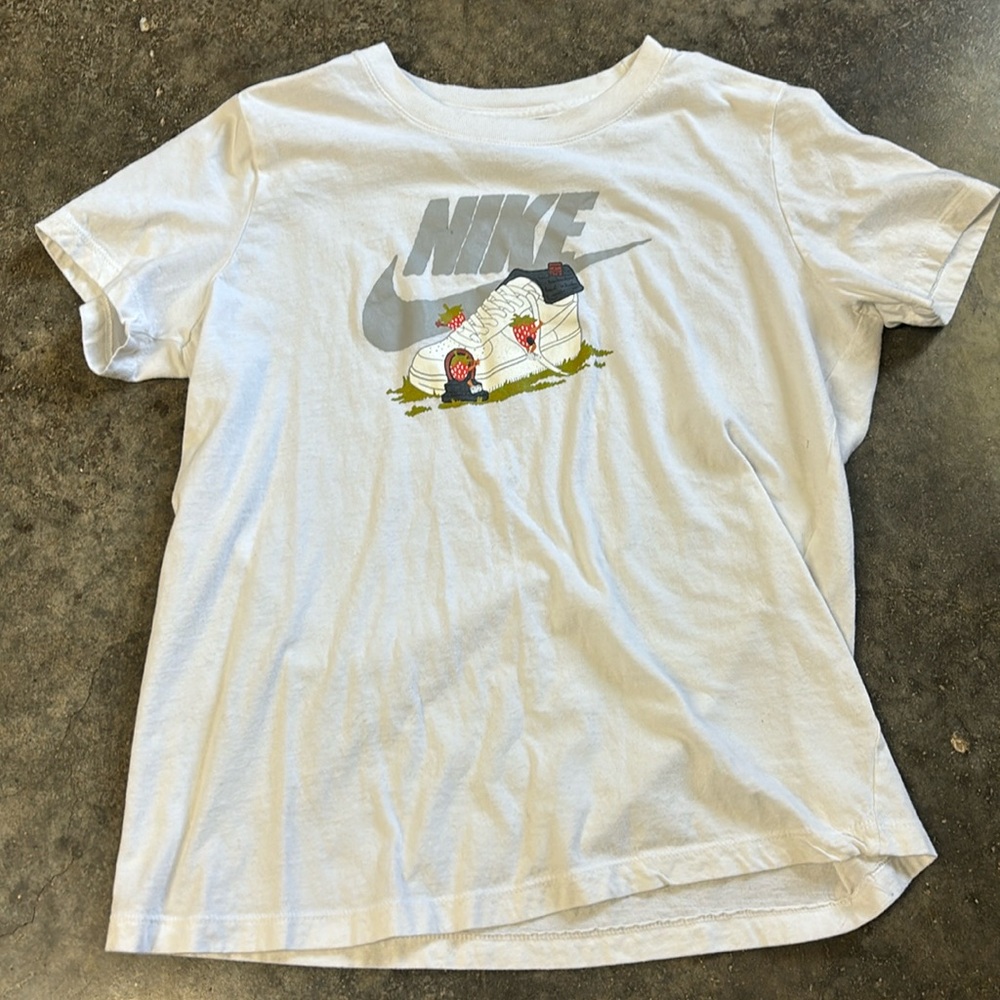 Nike YL cotton tee. Good condition
